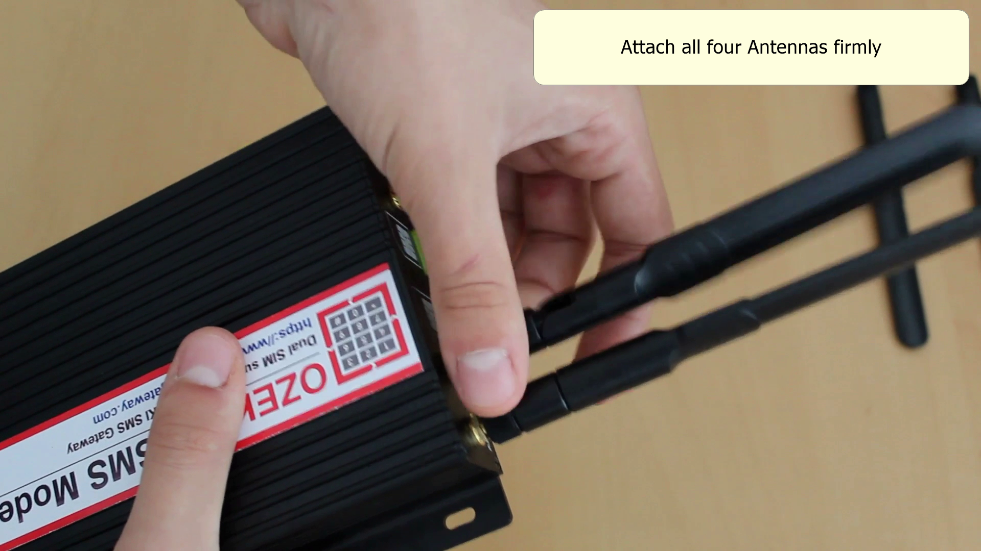 antenas siendo conectadas al módem