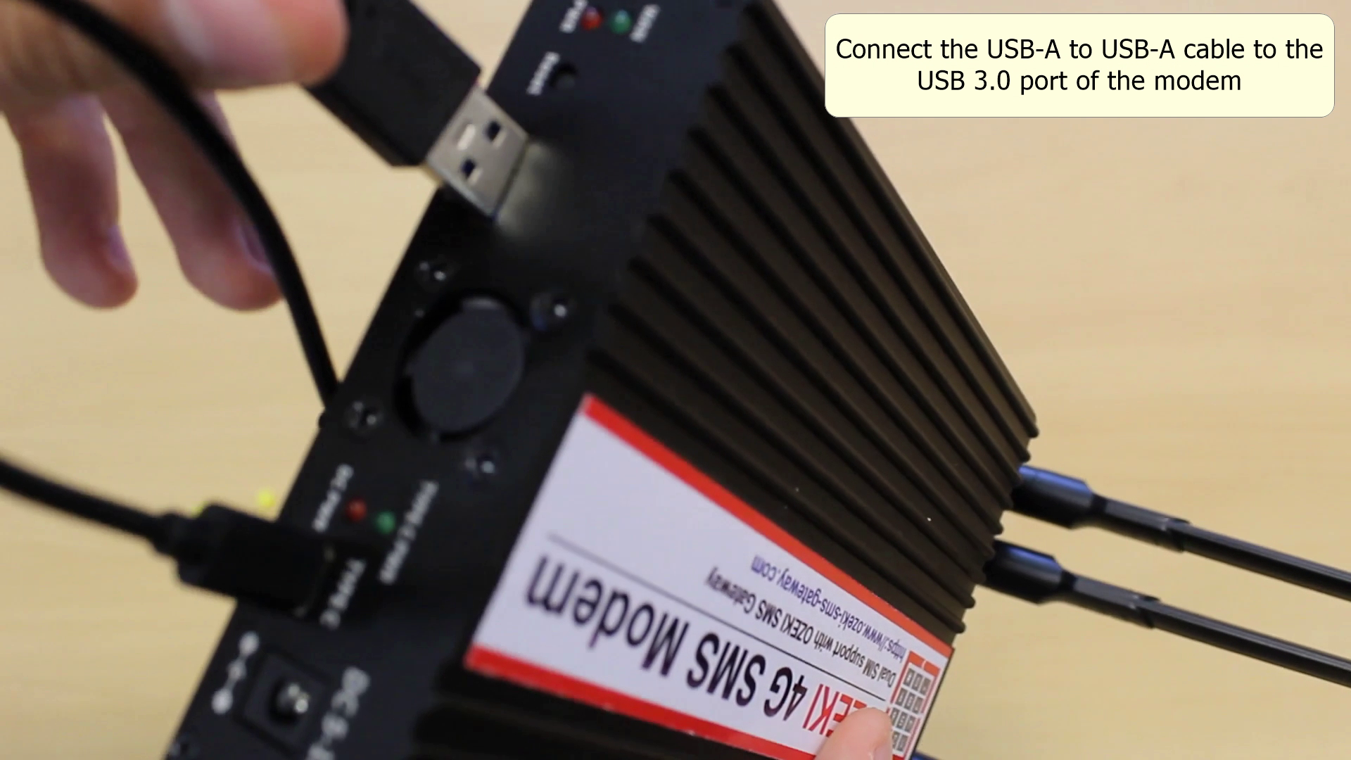 cable USB tipo A conectado al módem