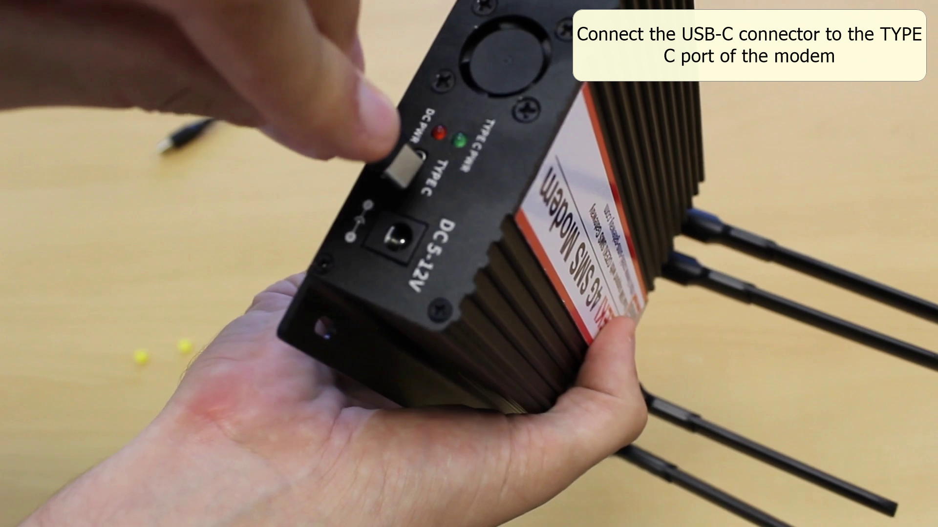 conector USB tipo C conectado al puerto etiquetado como tipo C en el módem