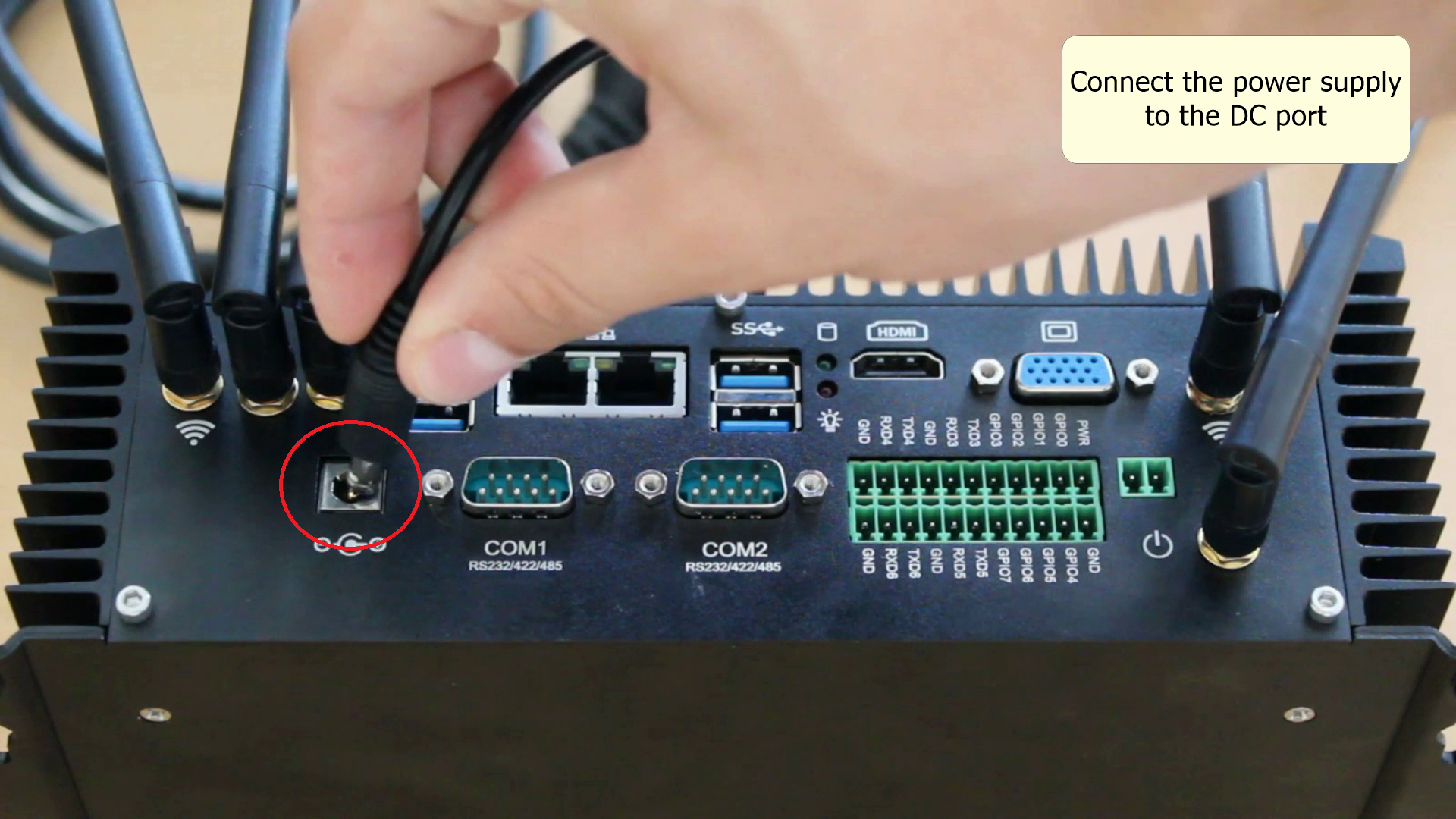 fuente de alimentación siendo conectada a la computadora