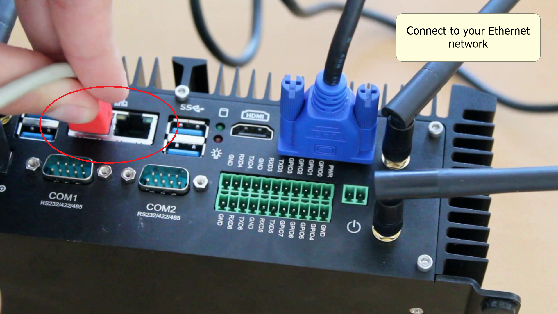 cable VGA siendo conectado a la computadora