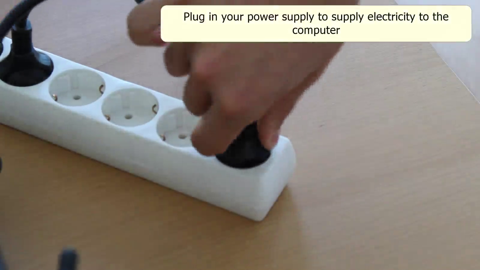 fuente de alimentación siendo conectada a la red eléctrica